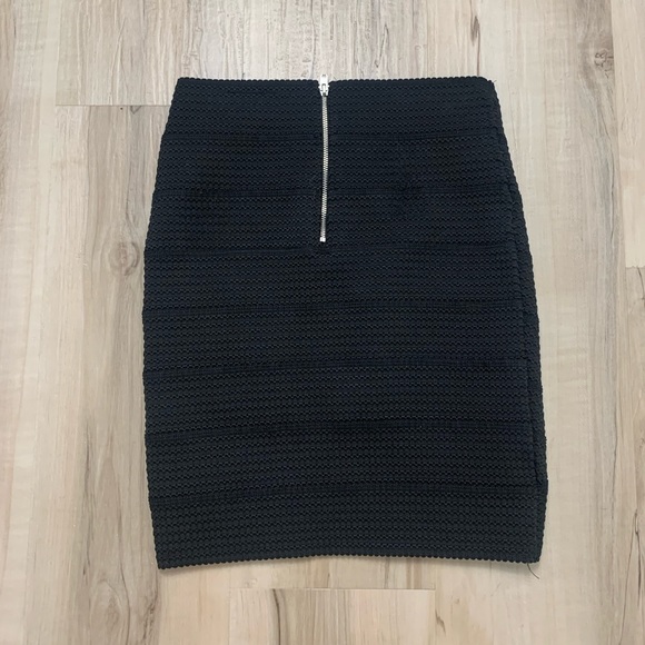 Divided H&M Textured Black Skirt - Size XS - Picture 2 of 4